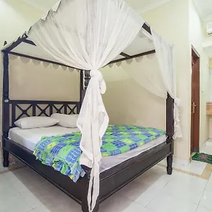 Lori Beach Gasthuis Seminyak